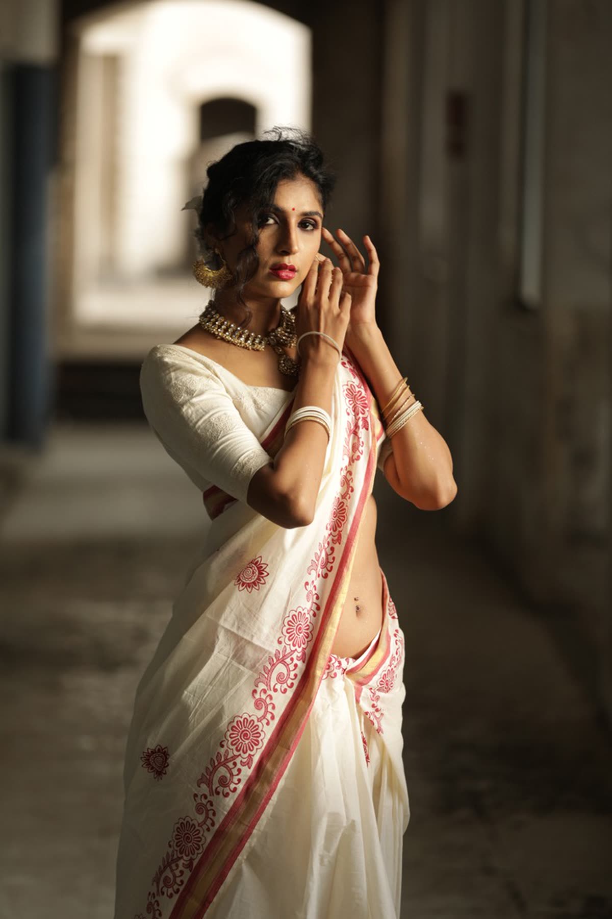 Bridal portrait in a kasavu saree and temple gold